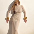Eng anliegendes langärmliges Mesh-Maxikleid in Apricot mit geraffter Textur und Goldarmreif - S / Oberteile / Beige