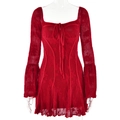 Mini abito in pizzo rosso con maniche a campana e trama floreale su manichino - S / Rosso