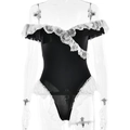 Body sexy nero con pizzo bianco e design con spalle scoperte su un manichino - S / Stile Pizzo Patchwork Nero