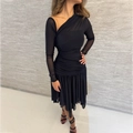 Detail von schwarzem One-Shoulder-Netzärmel und geraffter Taille am Kleid - S / Schwarz