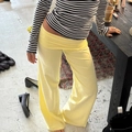 Pantaloni larghi da donna giallo chiaro a vita alta con vestibilità morbida e fluida - S / Giallo