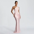 Detail eines hellrosa One-Shoulder-Kleids mit eleganten Falten und Satin-Fischschwanzsaum - S / Rosa