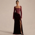 Elegantes weinrotes Samtkleid mit Spitzenoberteil, eckigem Ausschnitt und Beinschlitz - S / Burgunderrot
