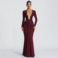 Detalle de pliegues elegantes y banda drapeada en este vestido de noche burdeos con escote V - S / Burdeos