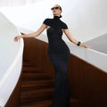 Dettaglio elegante abito attillato nero con scialle a collo alto plissettato e taglio aderente - S / Nero