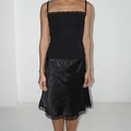Dettaglio del camisole nero con pizzo e gonna in raso con jacquard a pois chic - S / Nero