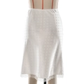 Dettaglio gonna midi bianca con trama a pois e bordi in pizzo delicato sull'orlo - S / Bianco
