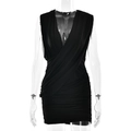 Vestido corto ajustado negro sin mangas con cuello en V profundo y detalles fruncidos - S / Negro