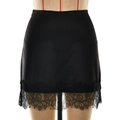 Mini-jupe élégante en satin noir avec bordure en dentelle florale et taille haute mince - S / Noir
