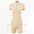 Detailansicht eines beigen Slim-Fit-Bodysuits mit Reißverschlusskragen und Korsett-Nähten - L / Aprikose