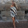 Asymmetrisches gestreiftes Minikleid mit One-Shoulder-Design und Taillenknoten - S / Blau