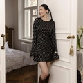 Kurzes schwarzes Satin-Kleid mit goldfarbenem Punktemuster und ausgestellten Ärmeln - S / Schwarz