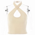 Detalle del top beige con cuello halter cruzado, abertura de gota y punto acanalado - S / Albaricoque