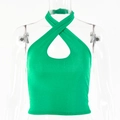 Detalle de crop top de punto acanalado verde claro con diseño de cuello halter cruzado - S / Verde