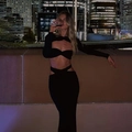 Elegante set lungo a due pezzi nero con ritagli, maniche e lacci in vita raffinati - Taglia S / Top E Pantaloni / Nero
