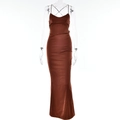 Elegantes dunkelbraunes Satin-Midikleid mit rückenfreien Kreuzträgern und schmaler Passform - L / Braun