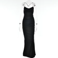 Robe longue noire ajustée avec fines bretelles et décolleté croisé élégant - S / Noir