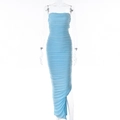 Hellblaues trägerloses figurbetontes Maxikleid mit Raffung und hohem Gehschlitz - S / Blau