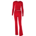 Detail des roten Strick-Sets mit gerippter Taille und ausgestellter Hose am Modell - Rot