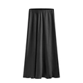 Detail eines schwarzen Satin-Maxirocks mit hoher Taille und seidig glänzender Textur - S / Schwarz