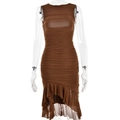 Détail de la robe marron sans manches en mesh avec fronces et ourlet à volants asymétrique - XS / Marron