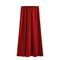Detailansicht der glatten dunkelroten Satinstoff-Textur am Maxirock mit hoher Taille - S / Rot