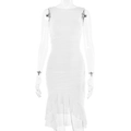 Detail eines weißen ärmellosen Ruched Bodycon-Kleides mit asymmetrischem Rüschensaum und Rundhals - XS / Weiß