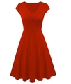 Vue détaillée d'une robe rouge à col en V avec des plis croisés sur la poitrine et texture - Rouge