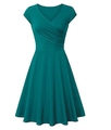 Détail du col en V et du corsage plissé sur une robe évasée de couleur bleu canard - Vert malachite
