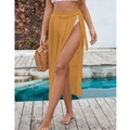 Detalle de la falda de playa transparente amarillo mostaza con nudo lateral y abertura - Talla única / Naranja