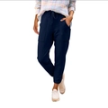 Dettaglio dei jogger blu scuro con coulisse in vita e ampie tasche cargo laterali - S / Blu scuro