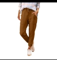 Dettaglio dei pantaloni cargo marrone caramello con coulisse in vita e grandi tasche utility - S / Cuoio