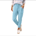 Dettaglio di pantaloni jogger azzurri con vita elastica a coulisse e ampie tasche laterali - S / Azzurro