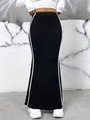 Eleganter schwarzer Strickrock mit hoher Taille und weißen Seitenstreifen in schmaler Form - S