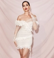 Abito corto bianco in pizzo con spalle scoperte, maniche a sbuffo in mesh e balze eleganti - S / Bianco