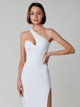 Elegantes weißes One-Shoulder-Abendkleid mit Seitenschlitz und strukturiertem Mieder - S / Weiß