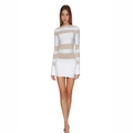 Vista frontale di un mini abito in maglia a righe bianche e beige a maniche lunghe - S / Bianco