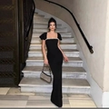 Elegantes schwarzes Maxikleid mit eckigem Ausschnitt, Diamanten und Rüschenärmeln - XS / Schwarz
