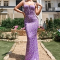 Elegantes lila Maxikleid mit Blumenmuster und Schnürung in einer Gartenumgebung - XS / Lila Druck