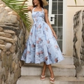 Abito midi azzurro a fiori con scollo all'americana, schiena scoperta e stampa di rose - XS / Blu con fiori gialli