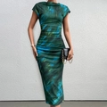 Mesh-Maxikleid mit abstraktem Batikdruck und schmeichelhaften seitlichen Raffungen - XS / Blau und Grün Batik-Dekor