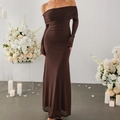 Elegantes schulterfreies Langarm-Maxikleid in Kaffeebraun mit Netzstoff und Rüschen - L / Braun
