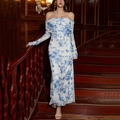 Elegantes schulterfreies Maxikleid mit blauem Rosenmuster und langen Netzärmeln - XS / Blau Bedruckt
