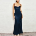 Robe longue en satin bleu marine avec broderie florale et bretelles croisées - XS / Bleu Marine
