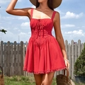 Rotes Sommer-Minikleid mit Spitzenbesatz und rückenfreiem Design auf sonnigem Hintergrund - XS / Rot
