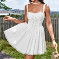 Ärmelloses weißes Minikleid mit Schnürung und Spitzenbesatz im Garten-Szenario - XS / Weiß