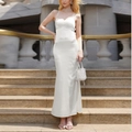Elegantes weißes Satin-Maxikleid mit schmalen Trägern und figurbetonter Passform - XS / Weiß