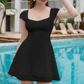 Schwarzes A-Linien-Kleid mit quadratischem Ausschnitt und plissiertem Saum am Pool - XS / Schwarz