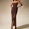Elegantes dunkelbraunes trägerloses Korsettkleid mit Raffungen und hohem Schlitz - XS / Braun