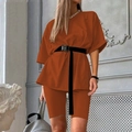 Detail eines zweiteiligen Sets in Karamell-Orange mit lockerem T-Shirt, Biker-Shorts und Gürtel - S / Braun